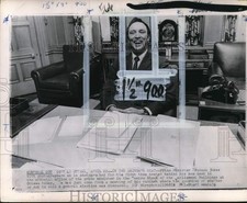 1968 Press Photo Canadian Prime Minister Pierre Elliott Trudeau in Ottawa office