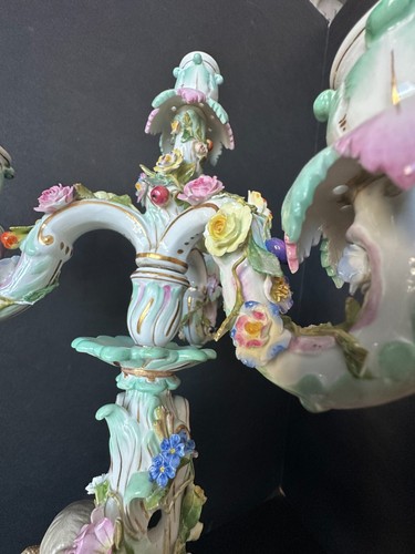 ANTIGUOS CANDELABROS DE PORCELANA MEISSEN DEL SIGLO XIX de 3 brazos - Imagen 5 de 10