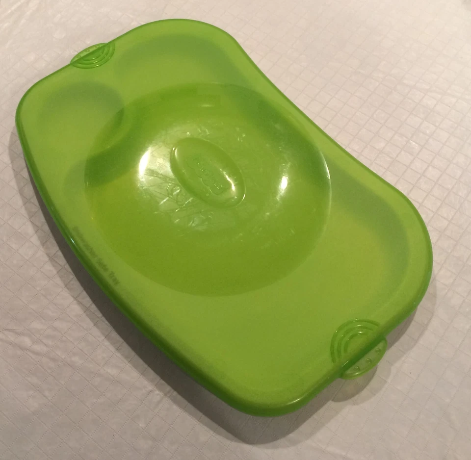 Fisher-Price baby feeding tray with snap-on lid. White tray with green lid - Image 4 of 4