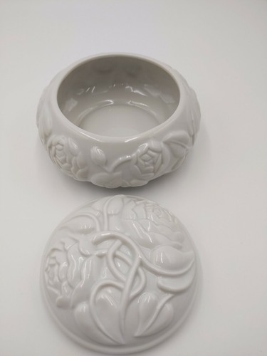 Raised Roses Blanc de Chine SCHMINKTISCHDOSE Glas weiß Porzellan Germaine Monteil 5,5" - Bild 2 von 8