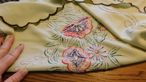 25-661 Vintage Unused Large Knit Embroidered Tablecloth Red Poppy Daisy Scallope - Picture 7 of 8