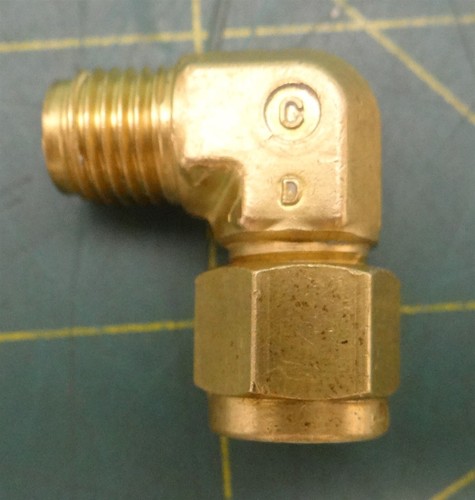 Swagelok B-400-9 Brass 1/4" Tube OD 90° Elbow Union Tube Fitting Missing 1 Nut - Picture 2 of 5