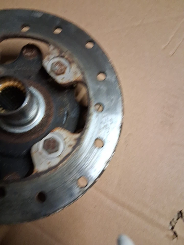 Buje derecho o izquierdo rueda delantera o trasera John Deere Gator RSX 860 I  Foto 4 de 4