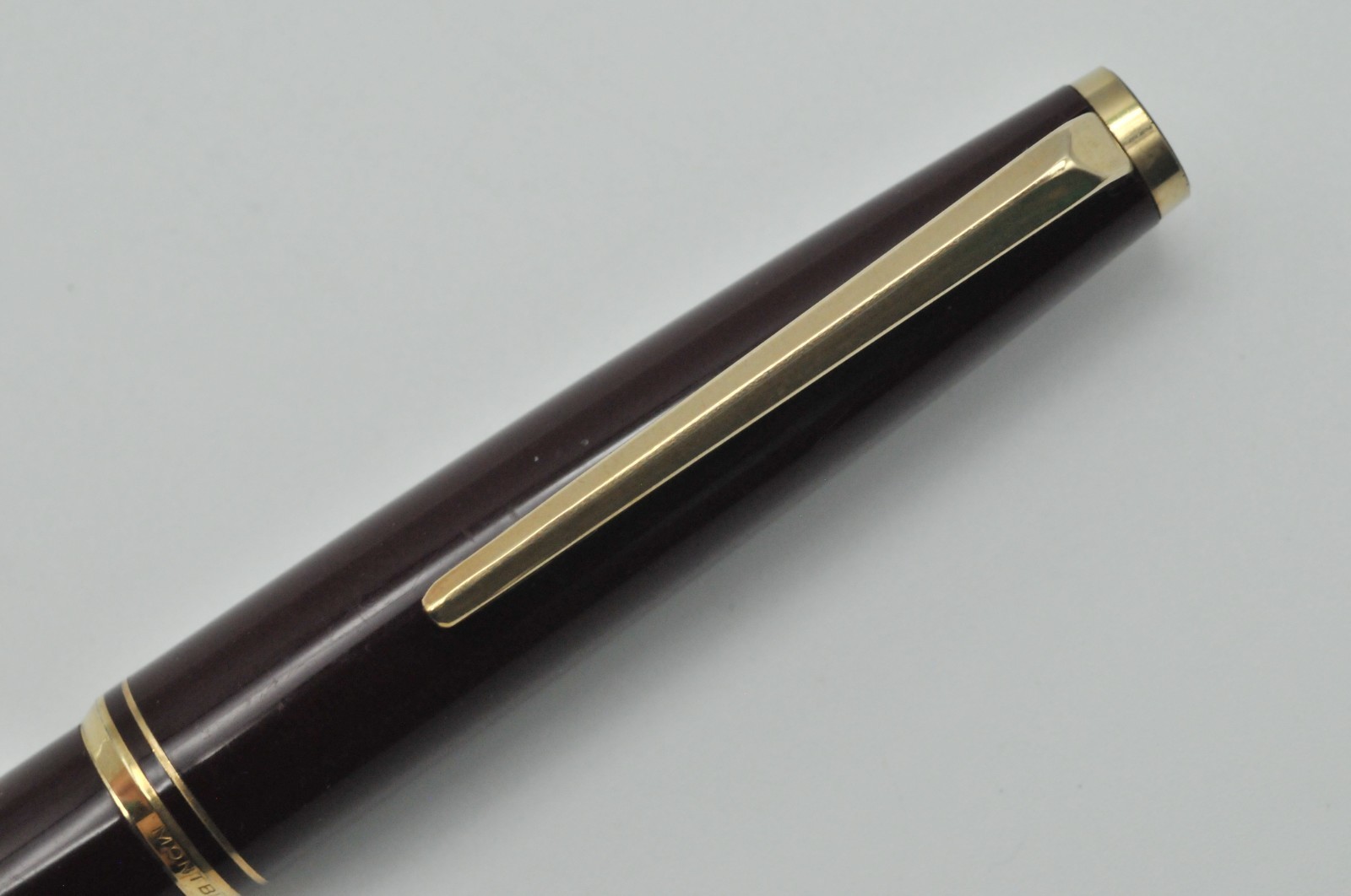 Vintage Montblanc 221 Fountain Pen 14K Fine Nib Borgundy Very Good+ W10010
