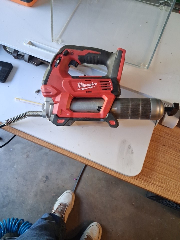 Milwaukee 2646-20 M18 Lithium-Ion Cordless Grease Gun, 2-Spe