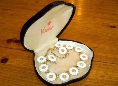 Trifari Schmuckset in Samt-Schatulle, Kette und Ohrclips, Vintage 50er Jahre