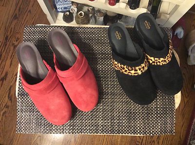 Crocs Womens Sarah Suede Clog Sz W7 Black or Red or Maroon