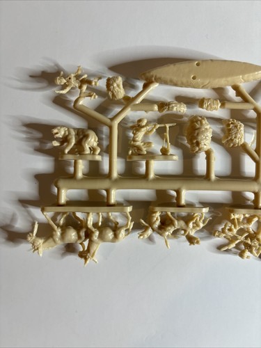 Atlantic # 1005 Davy Crockett 1/72 Scale Figures Bears Dogs Canoe - Picture 3 of 4