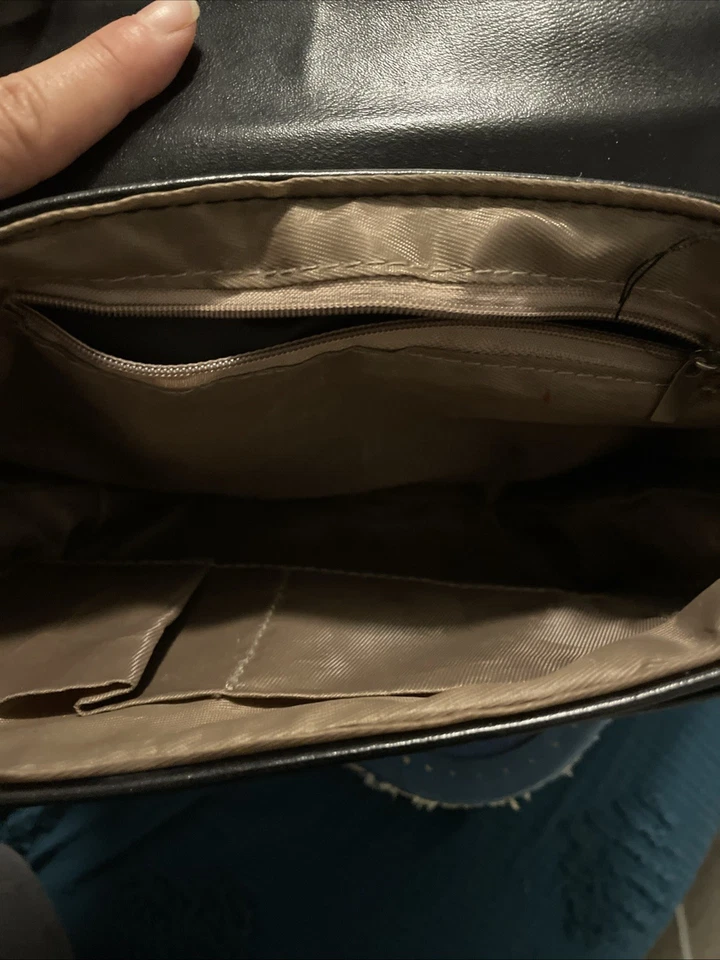 Cartera de hombro Sailor Moon Luna de cuero sintético negro con cadena dorada en correa Foto 3 de 4