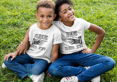 He Did It She Did It Kinder T-Shirt lustig passend Geschwister Shirt Jungen Mädchen Zwillinge