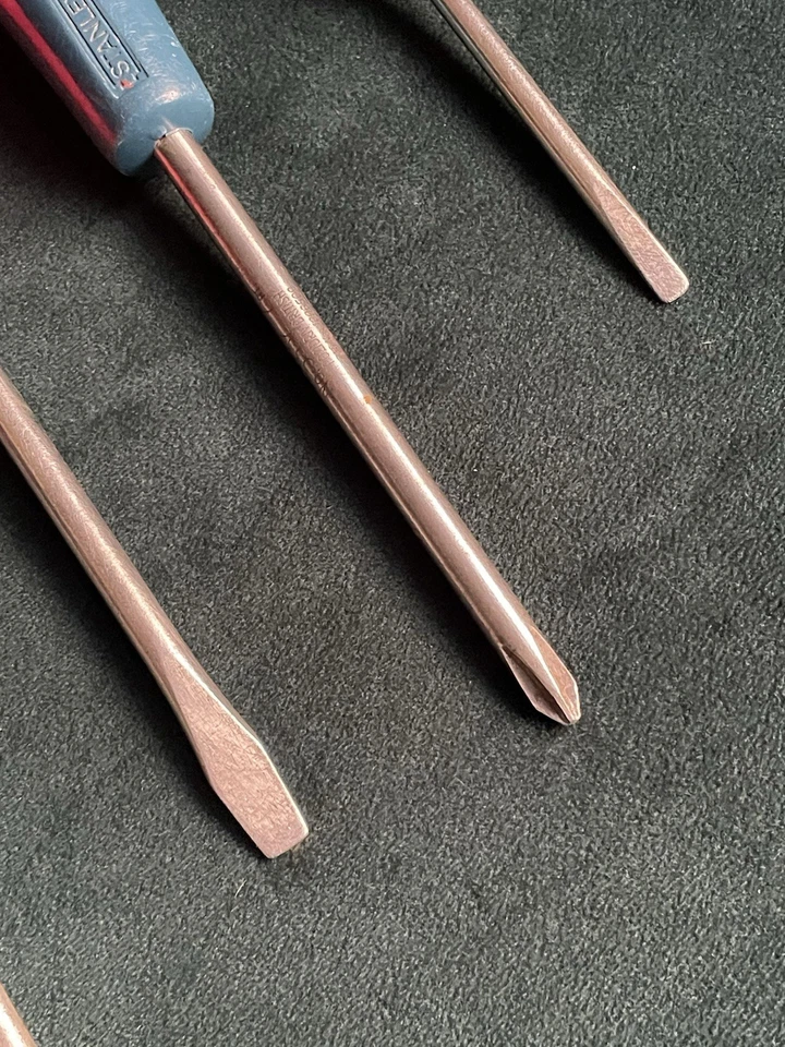 5 Vintage Stanley Screwdrivers Red & Blue Old Hand Tools B9 - Image 4 of 4