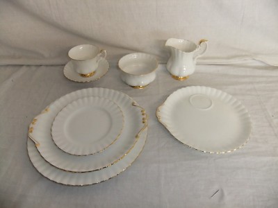 c4 Porzellan Royal Albert Bone China - Val D'Or - weiß & vergoldeter geriffelter Rand 6A5A