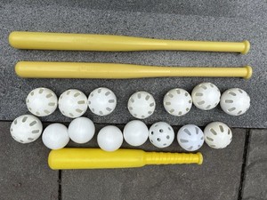 2 JUNIOR Wiffle Ball Bats & 9 Wiffle Balls 1 Unbranded Mini Bat & 6 Junior Balls