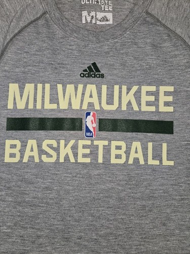 Camiseta Adidas NBA Milwaukee Bucks Gris Para Hombre Mediana - Imagen 3 de 7
