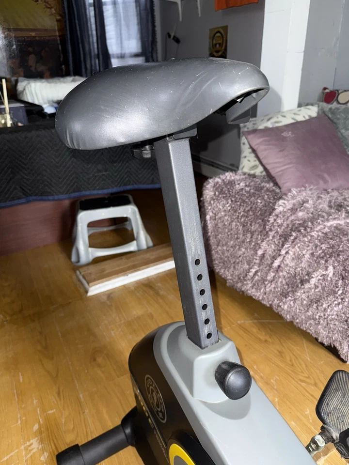 Bicicleta estacionária Golds Gym Cycle Trainer 290 C preta com monitor e manual usada - Imagem 4 de 4