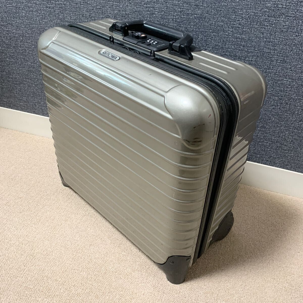 Rimowa Salsa Business Trolley 23L Suitcase Champagne Gold 2-Wheels Travel Bag Rimowa Salsa Business Trolley 23L Suitcase Champagne Gold 2-Wheels Travel Bag