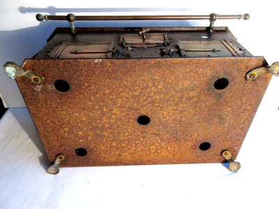 Cuisinière Jouet XIXème – Tôle Et Laiton Doré – Avec Batterie De Cuisine – France