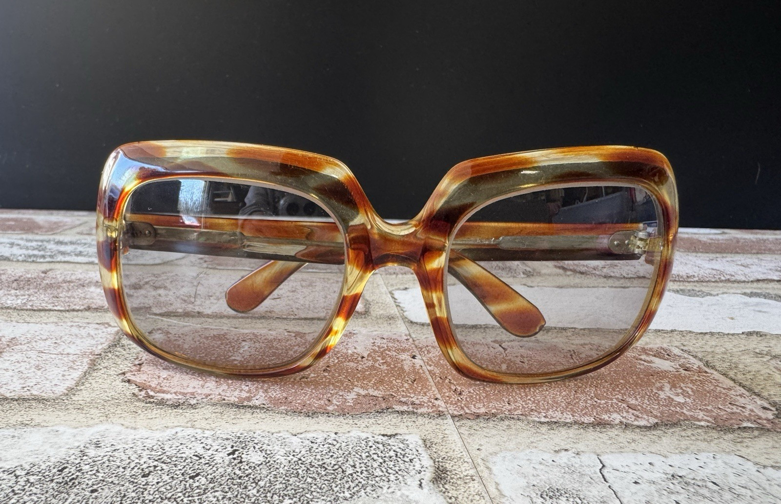Vintage Women’s Tortoise Shell Sunglasses Made in ITALY Plastic Retro Oversize