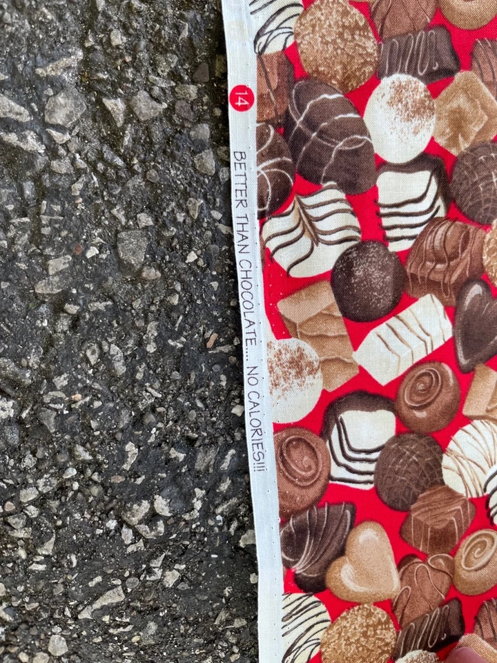 Sweet Stuff # 4288 Chocolate sobre rojo de Luana Rubin para Robert Kauffman 44 x 37 Foto 3 de 4