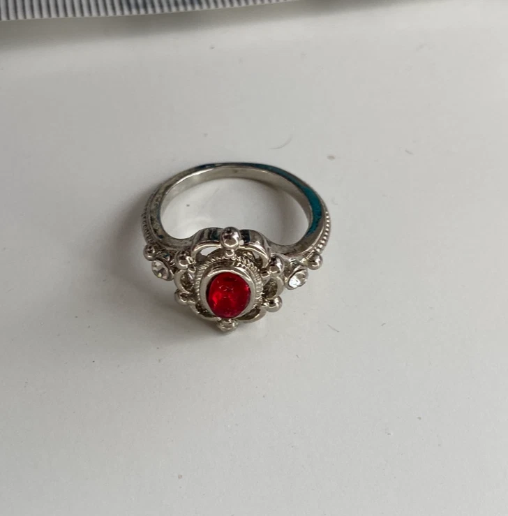 Anillo Impermeable Talla 6 Vampiro Rojo Gema Plateado Resistente al Deslustre Bruja Gótica Foto 3 de 4