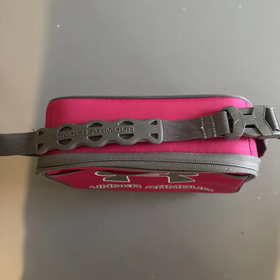 Juego de lonchera Under Armour de estuche rígido. Rosa. Foto 3 de 4