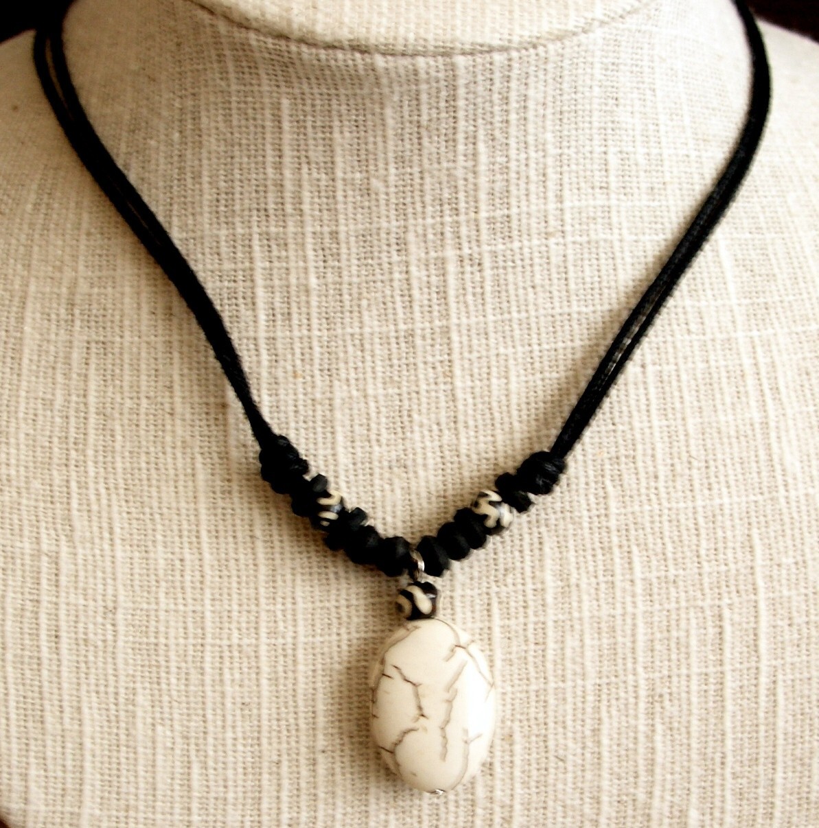 COLLAR CHIC BOHO COLGANTE OVALADO CON HOWLITA BLANCA HUESO Y MADERA DE COCO