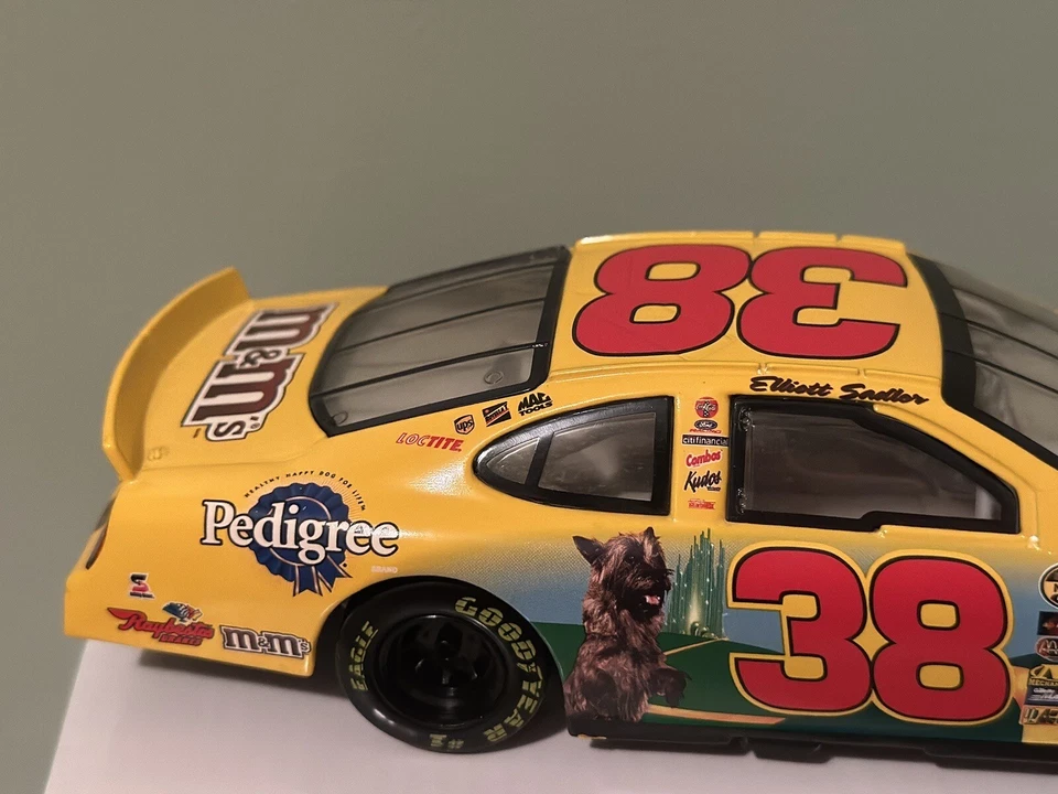 2004 ELLIOTT SADLER #38 PEDIGREE WIZARD OF OZ 1:24 DIECAST NASCAR CAR EUC - Image 2 of 4