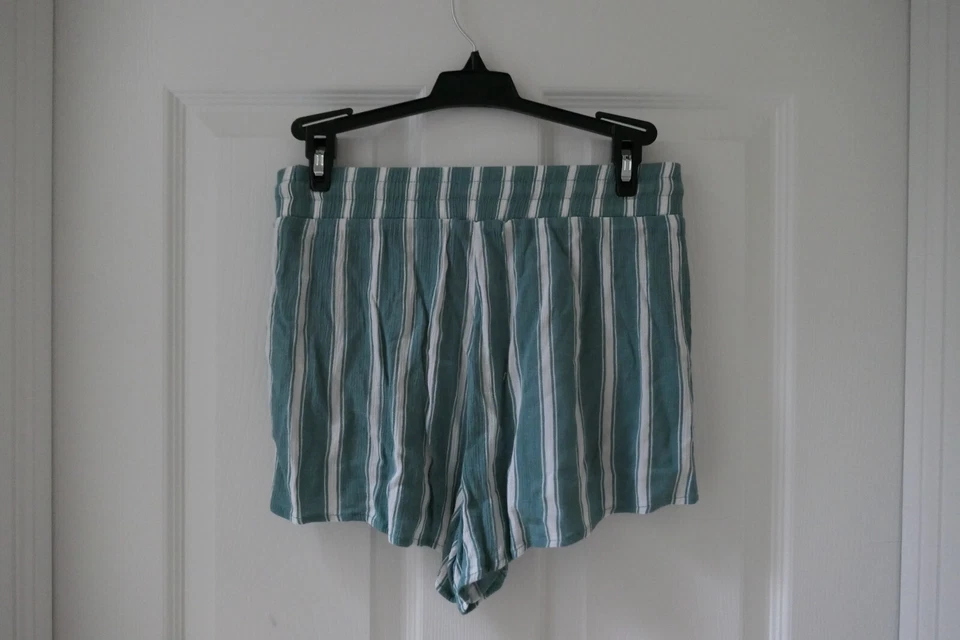 Pantalones Cortos Forever 21 Verde y Blanco Rayas Fluidos Suavemente Usados Talla: S Foto 2 de 4