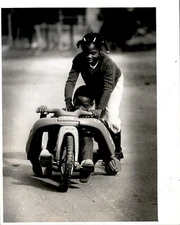 CGE18 1979 Original Milton Hinnant Photo SISTER HELPS BROTHER IN BIG-WHEEL RACER