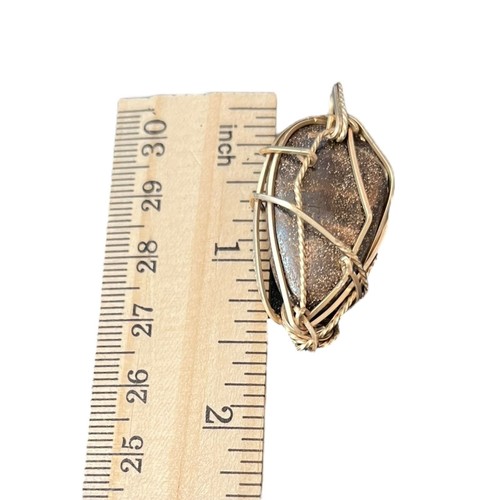 Colgante artesanal de ópalo de roca natural 1,5" enchapado en oro envuelto en alambre - Imagen 4 de 7