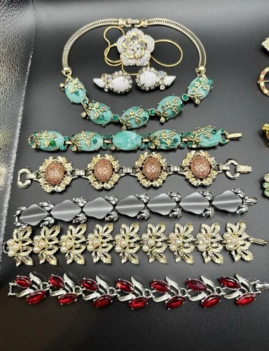 Vintage Costume Jewelry Lot ! Signed and Unsigned Brooches, necklaces, earrings!
