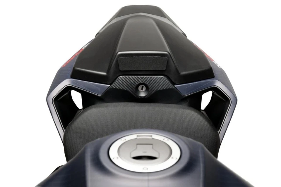 Capucha asiento aspecto carbono Puig Honda CB750 Hornet 2023-2025 Foto 4 de 4