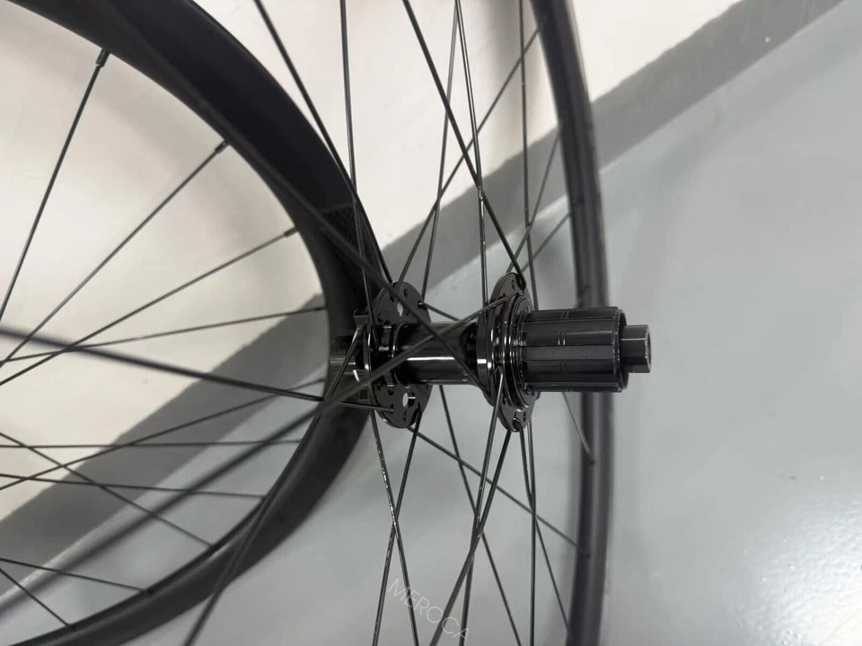 Juego de ruedas de carretera de carbono MEROCA 35/38/42 mm 700C cubierta ruedas de bicicleta disco de 6 pernos Foto 3 de 4