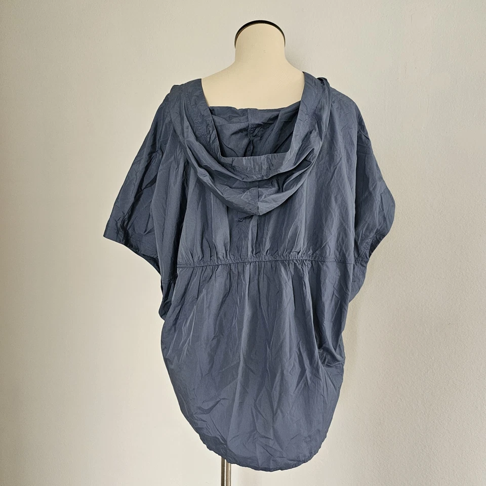 Nuevo con etiquetas Poncho cortavientos XCVI Cepheus Athleisure con capucha cuello en V manga corta Foto 4 de 4