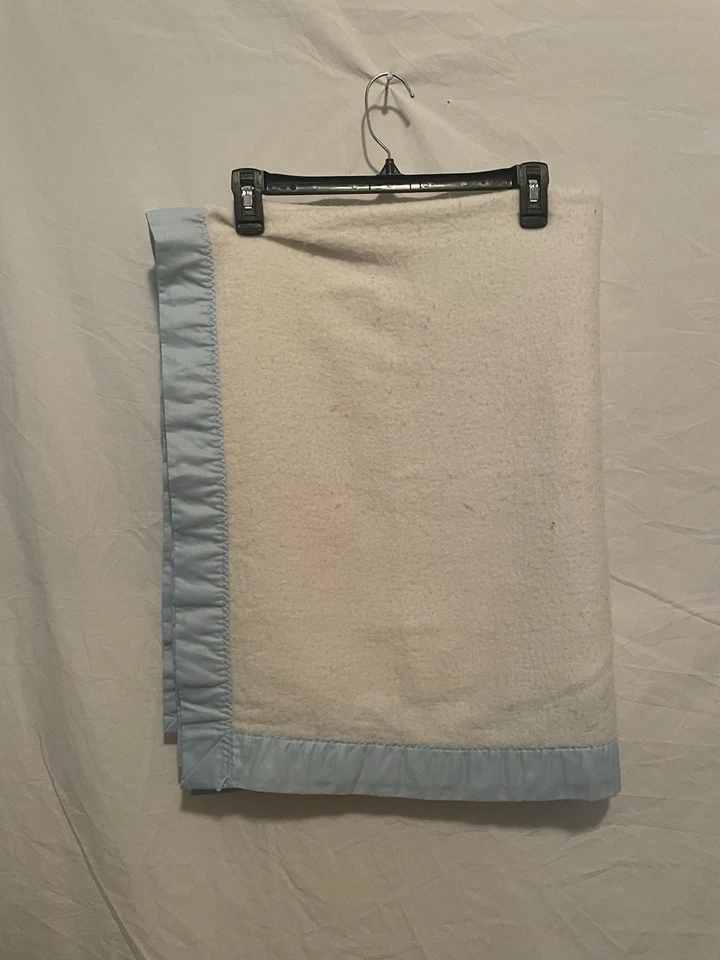 Cobertor de bebê vintage ursos e blocos ABC branco com borda de seda azul 48x35 - Imagem 3 de 4