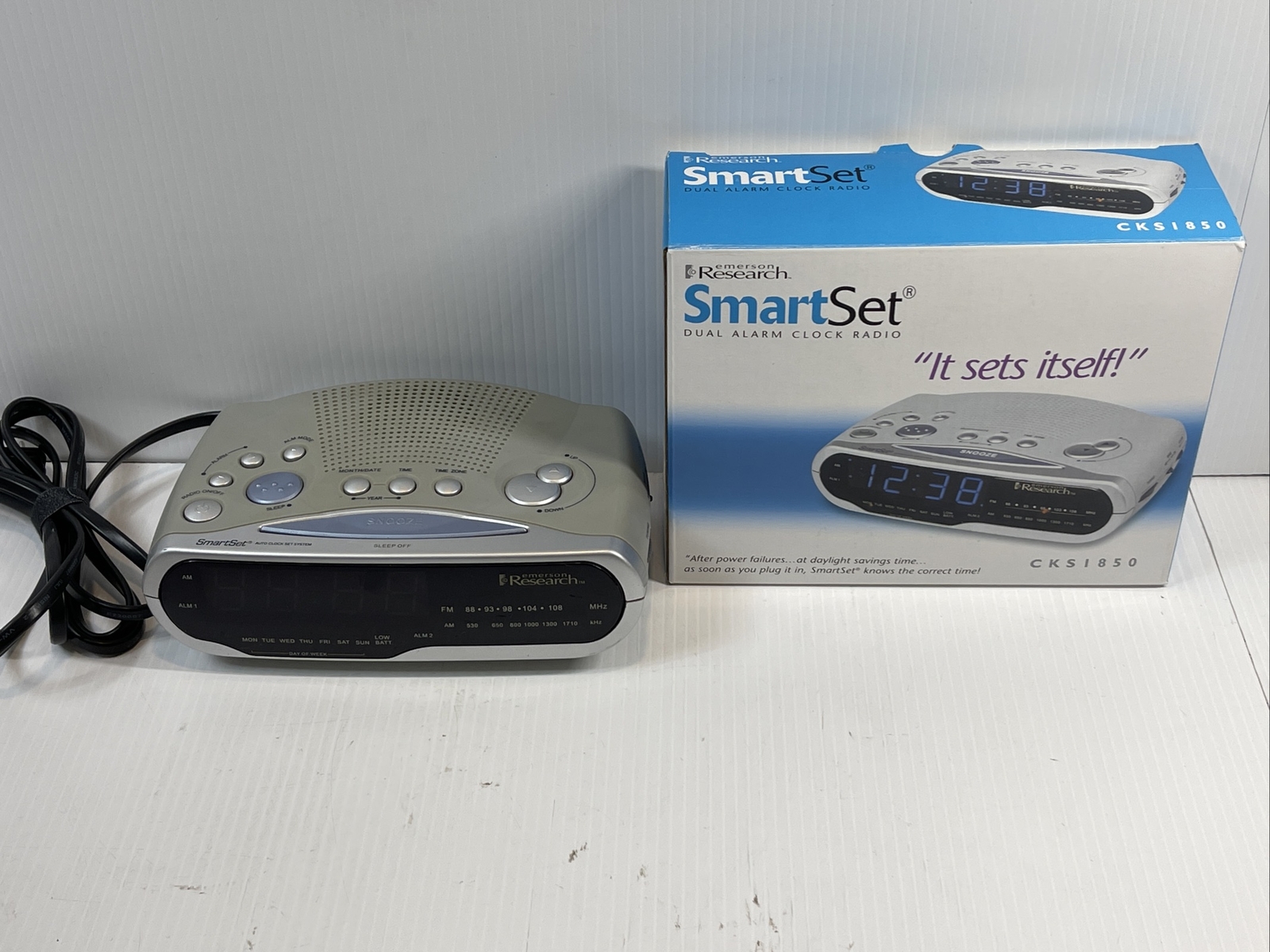 Emerson Research CKS1850 SmartSet AM FM 2-Alarm Clock Radio Blue Dimmer ...