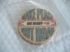 TX- VINTAGE BIG DADDY MAKE PEACE NOT ROAR  PIN BADGE #42905 (FAIR CONDITION!!!