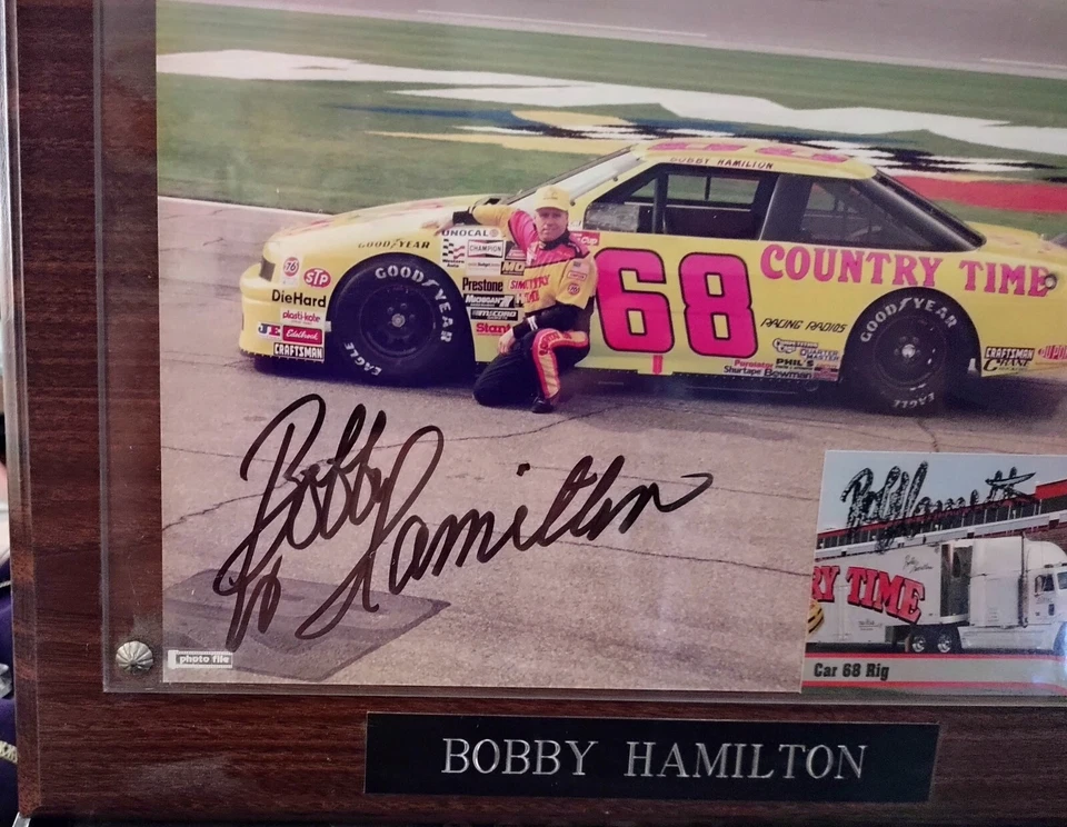 Cuadro enmarcado autografiado de NASCAR SOBRE PLACA DE MADERA #68 COUNTRY TIME Foto 2 de 4