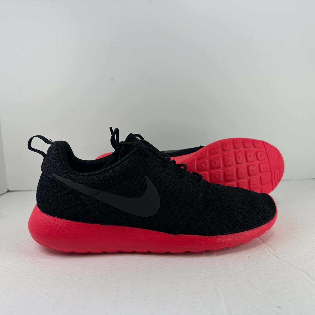 nike roshe black and red