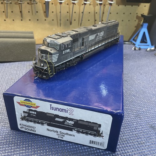Athearn Genesis Tsunami 2 Norfolk Southern SD70M #2798 DCC sonido desgastado HO | Condition: Used