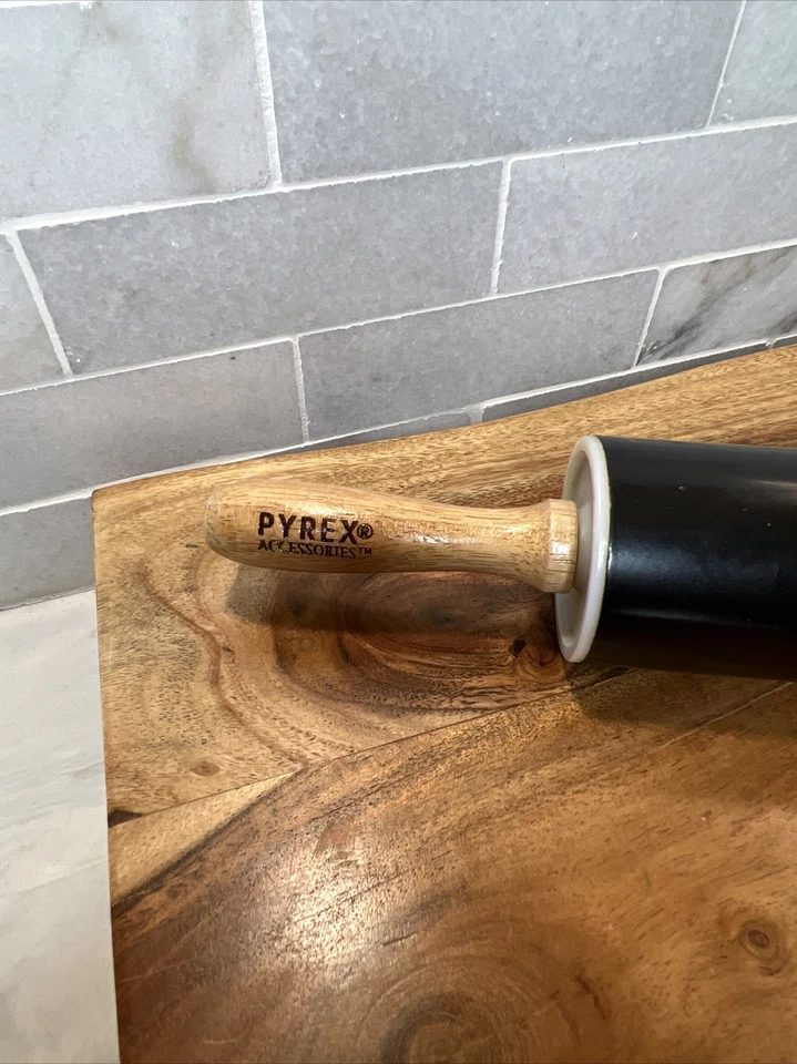 Rodillo de metal antiadherente Pyrex fácil de limpiar asas de madera Foto 2 de 4