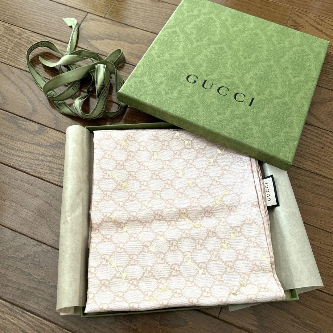 GUCCI Foulard neuf en sergé de soie rose ivoire imprimé GG pour femme 90 cm x 90 cm