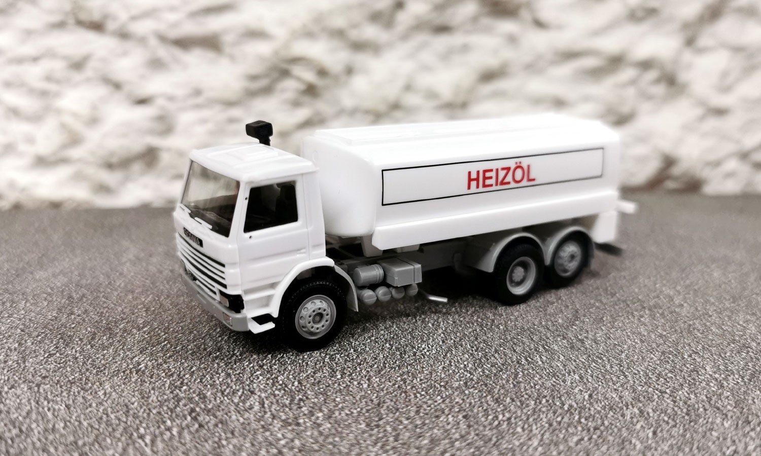 HERPA 314978 - Scania 112 cisterna ""Heizol"" - 1:87