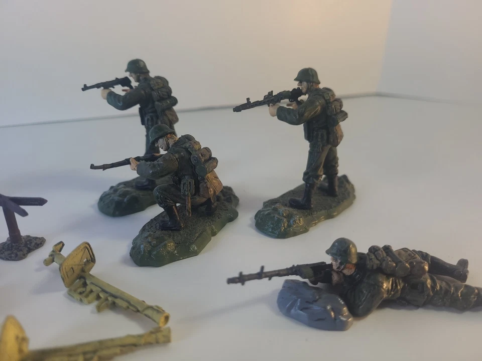 Unimax Forces Of Valor 1:32 WWll Soldiers And Accessories 39 Pcs. - Image 4 of 4