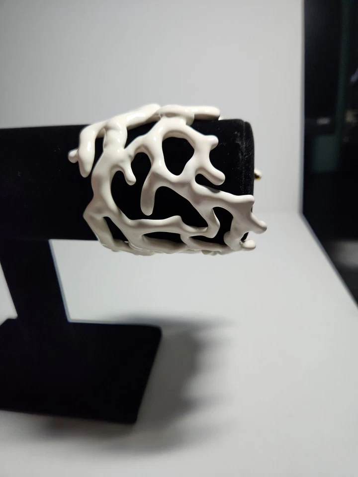 Манжета Kenneth Jay Lane белая керамическая белая и золотистая - Изображение 3 из 3