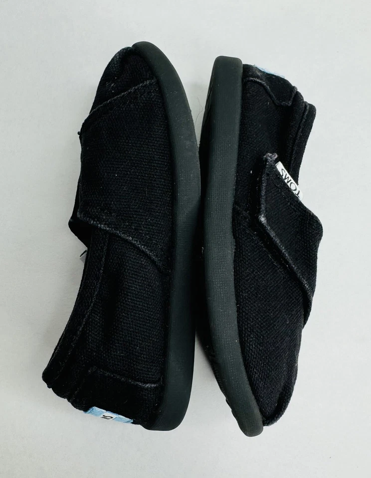 Zapatos planos informales de lona sin cordones negros pequeños Toms Classics para niños pequeños Foto 4 de 4