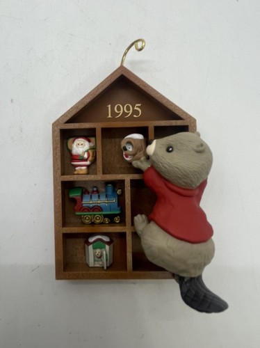 1995 Hallmark CLUB Christmas Ornament COLLECTING MEMORIES Beaver Shadowbox - Picture 4 of 6