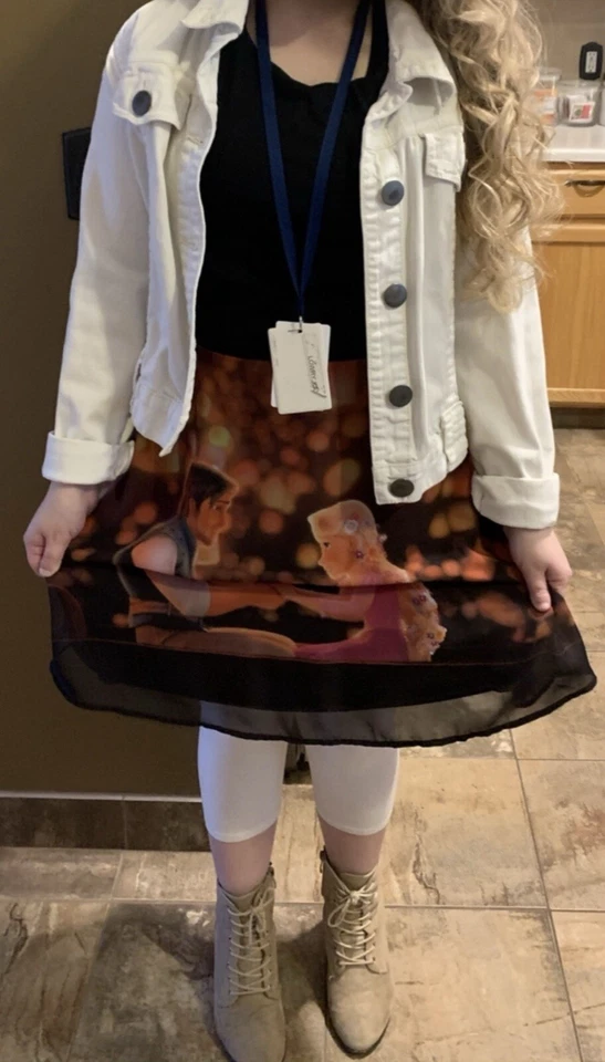 Vestido Rapunzel y Flynn Ryder tienda Disney. Tamaño mediano, ligeramente usado Foto 3 de 3