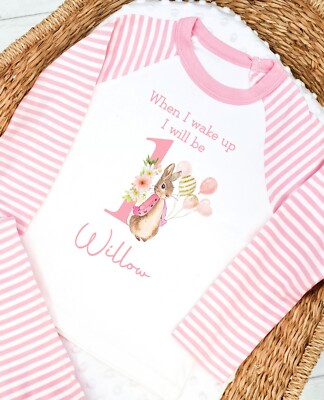Personalisierter Schlafanzug Wenn ich aufwache rosa Kaninchen erster Geburtstag (beliebiges Alter/Name)
