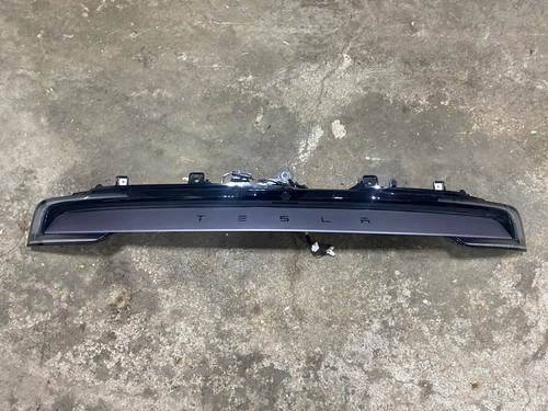 Tesla Model Y 2025 2026 Rear Taillight Light Bar 2004606-00-B NICE NO DAMAGE